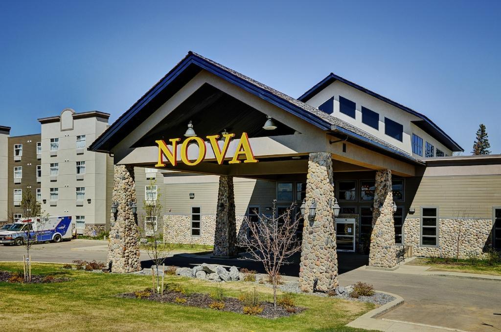 Chateau Nova Hotel フォートマクマレー エクステリア 写真