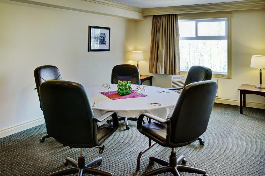 Chateau Nova Hotel フォートマクマレー エクステリア 写真